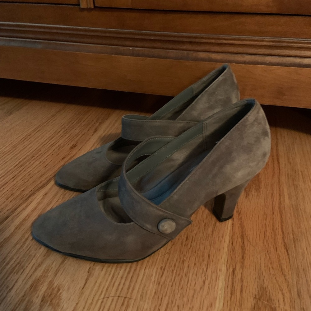 AEROSOLES Grey Suede Women's Pumps